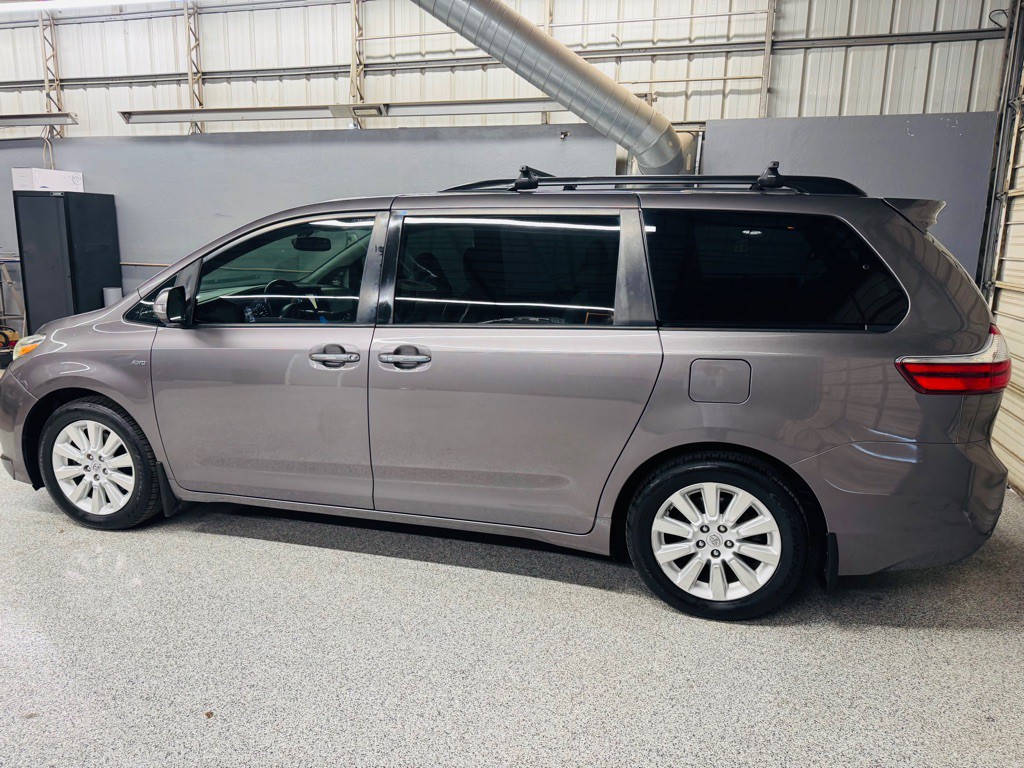 2016 Toyota Sienna Image 3