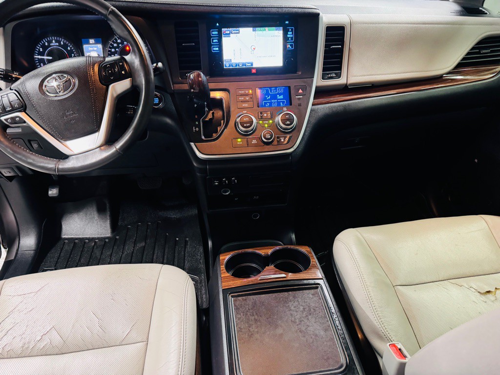 2016 Toyota Sienna Image 6