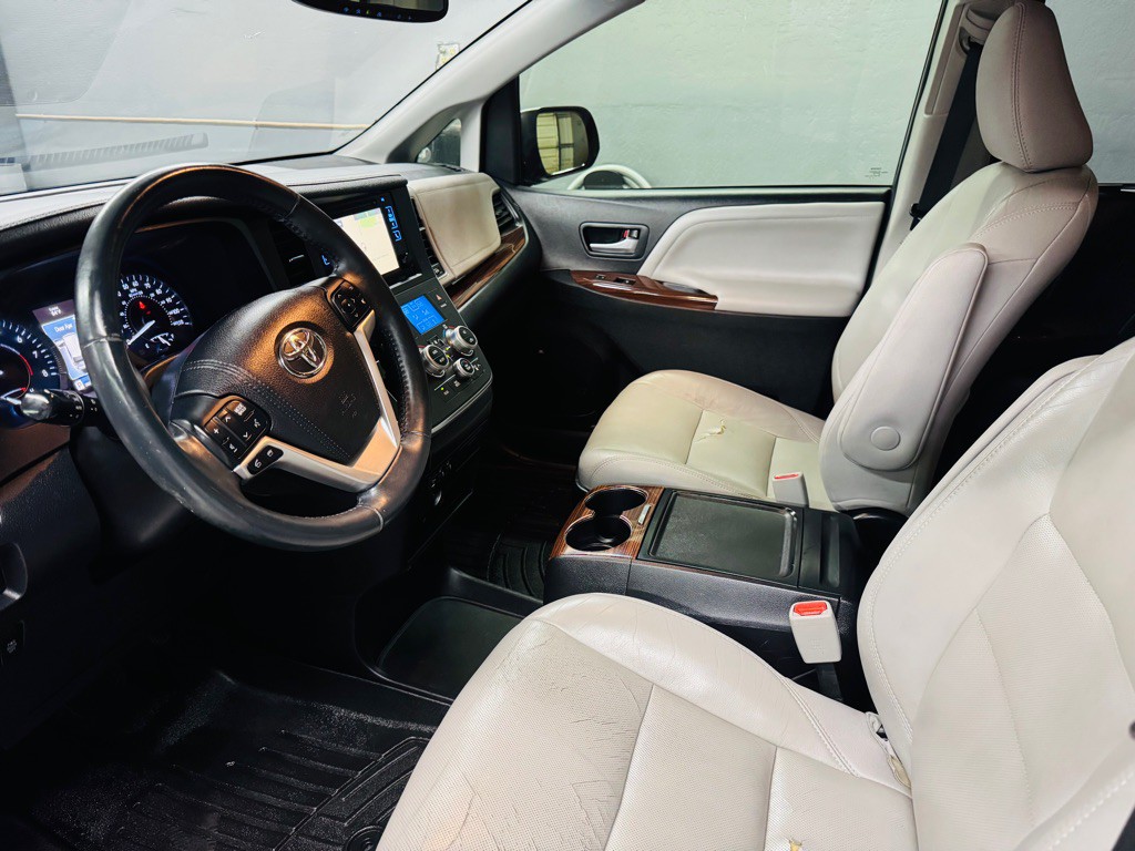 2016 Toyota Sienna Image 7