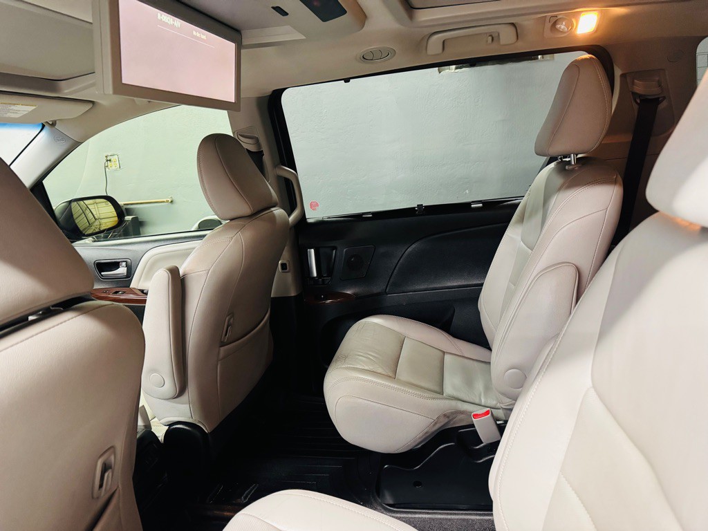 2016 Toyota Sienna Image 8