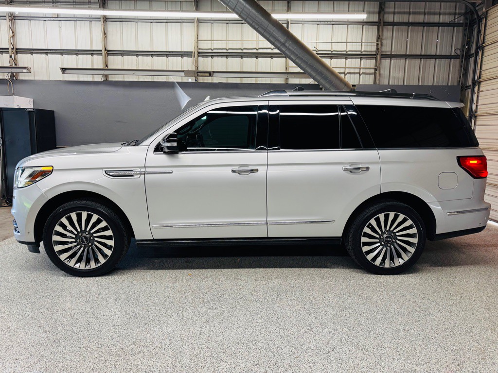 2019 Lincoln Navigator Image 2