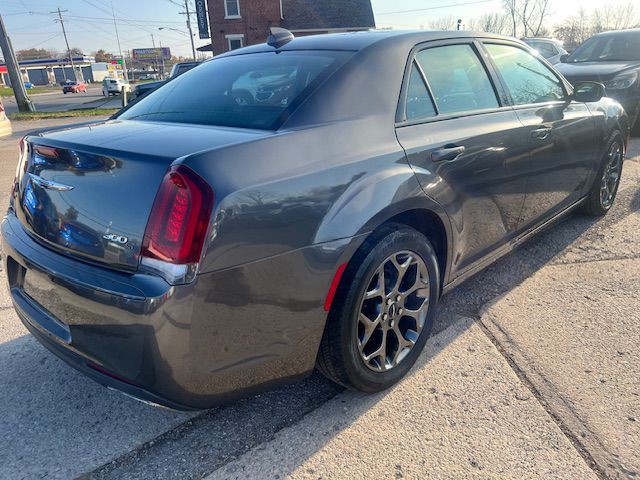 2016 Chrysler 300 Image 4