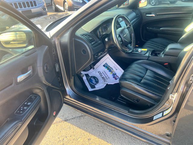 2016 Chrysler 300 Image 8