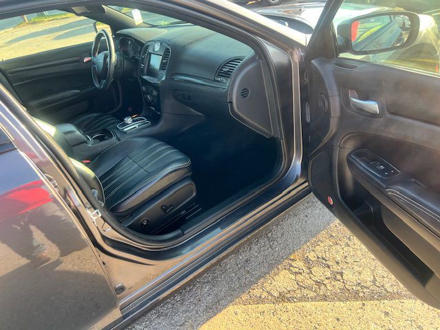 2016 Chrysler 300 Image 9
