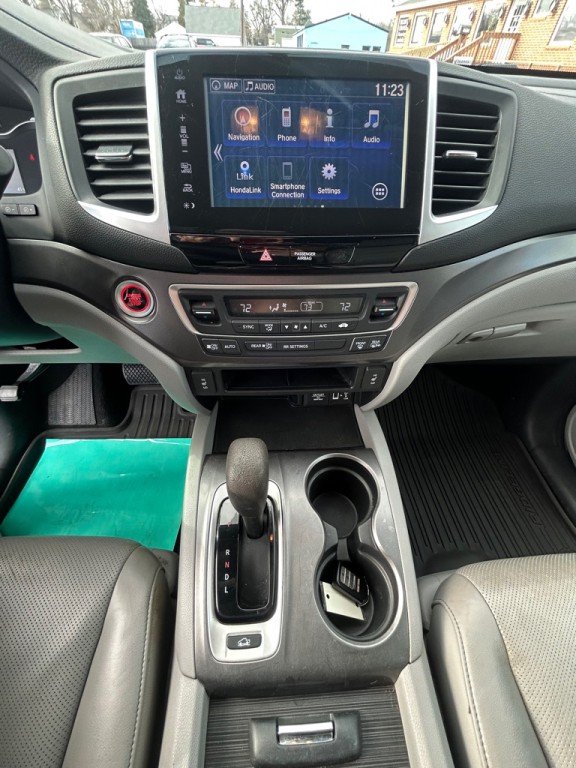 2017 Honda Ridgeline Image 16