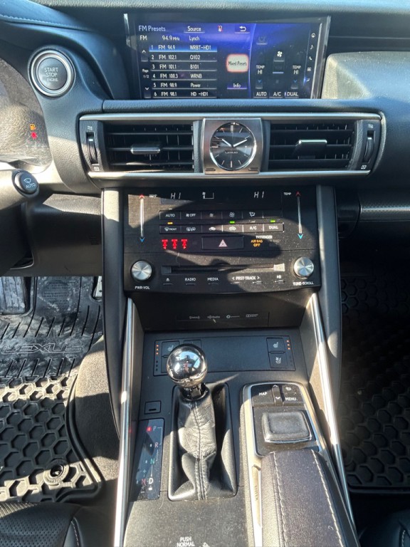 2017 Lexus IS 300 Image 17