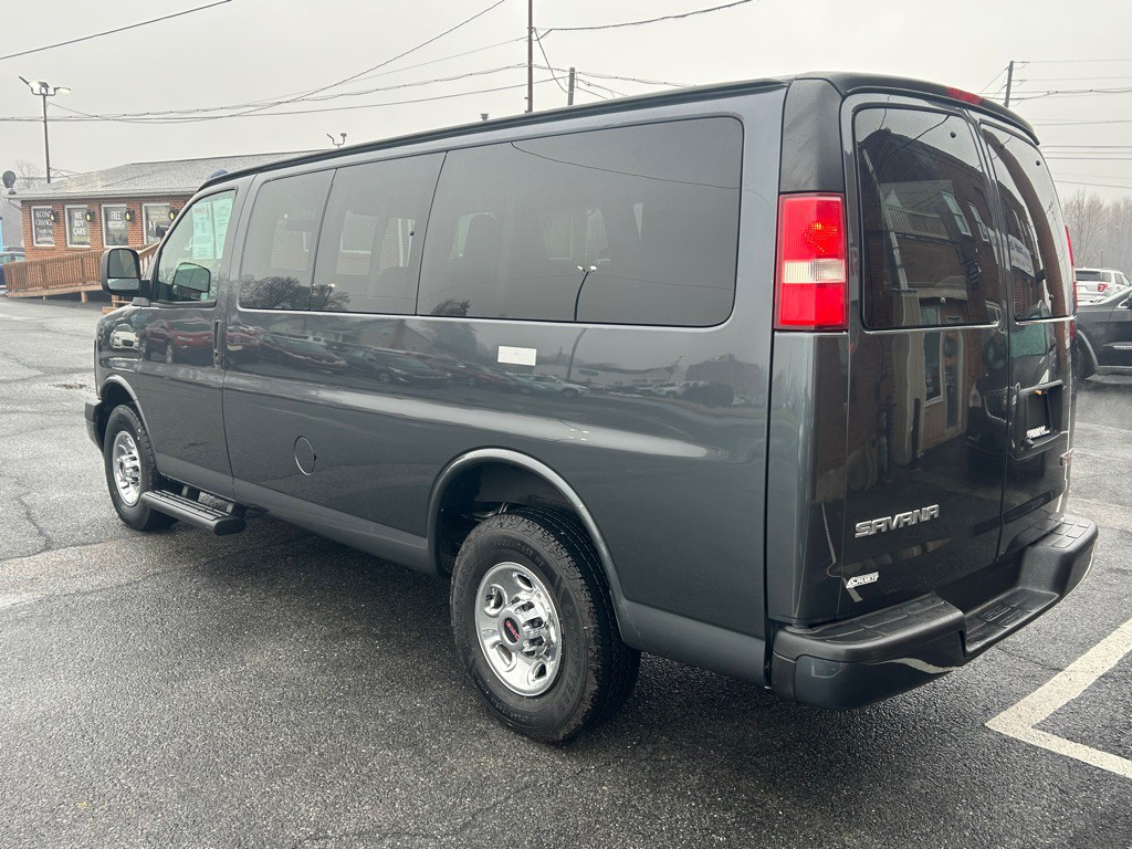 2017 GMC Savana Image 3