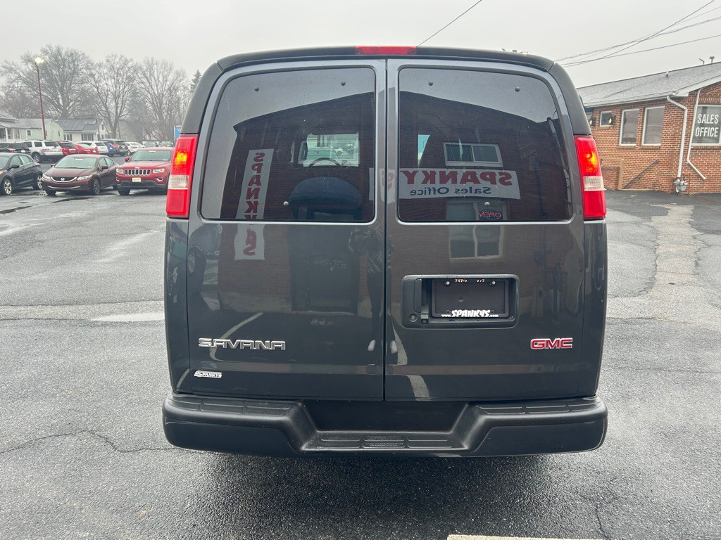 2017 GMC Savana Image 4