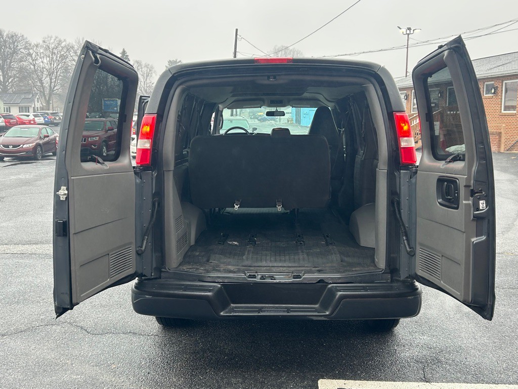 2017 GMC Savana Image 11