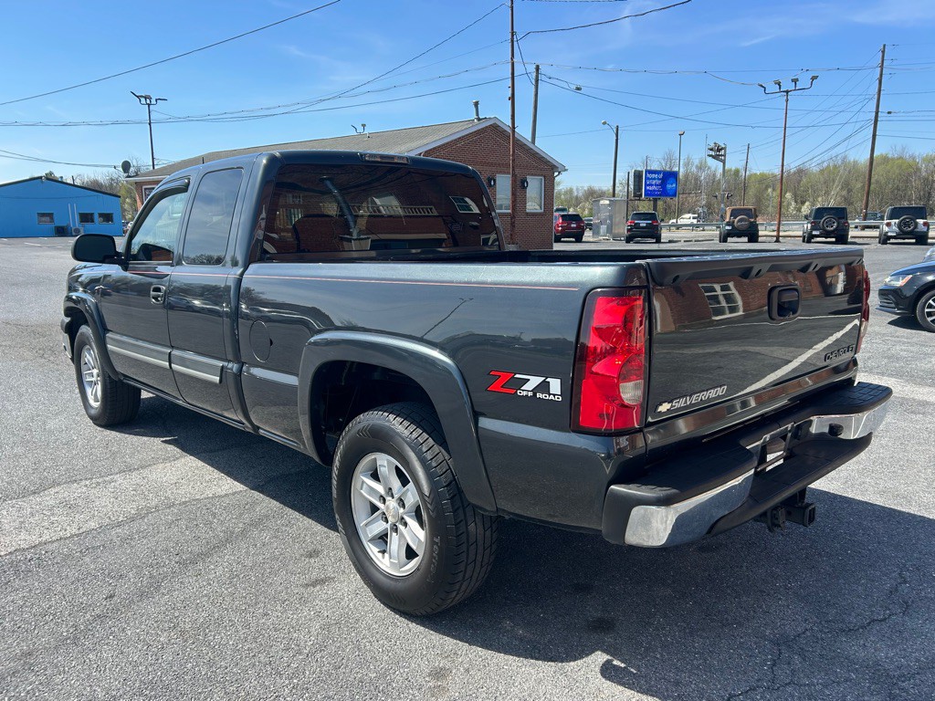 2004 Chevrolet Silverado 1500 Image 3