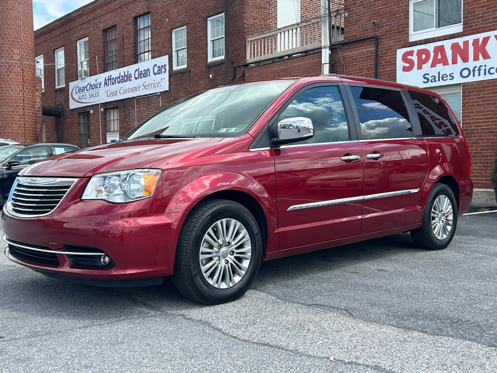 2016 Chrysler Town & Country Image 1