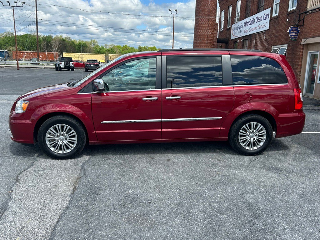 2016 Chrysler Town & Country Image 2