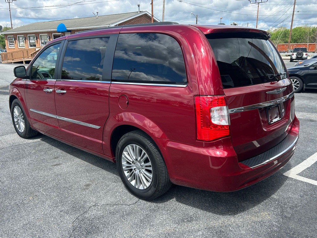 2016 Chrysler Town & Country Image 3