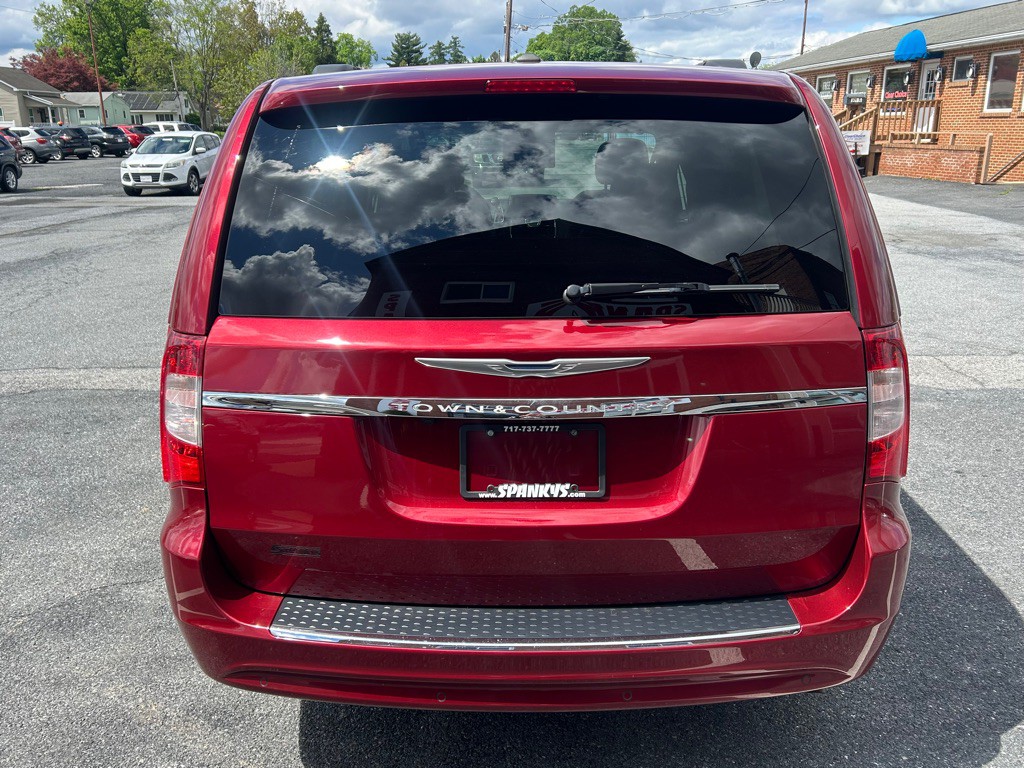 2016 Chrysler Town & Country Image 4