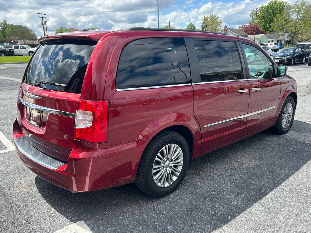 2016 Chrysler Town & Country Image 5