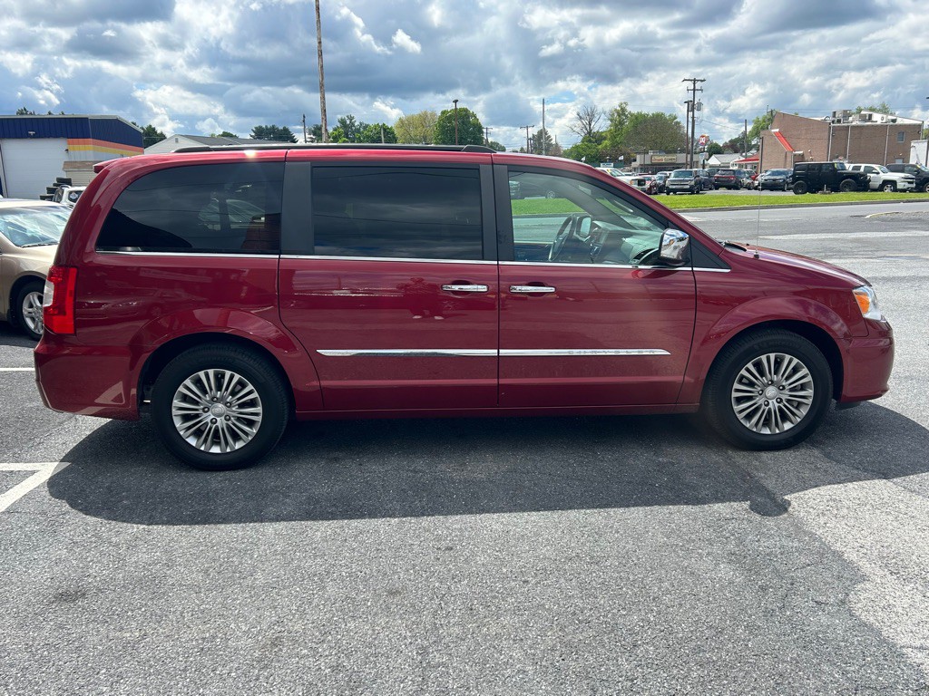 2016 Chrysler Town & Country Image 6