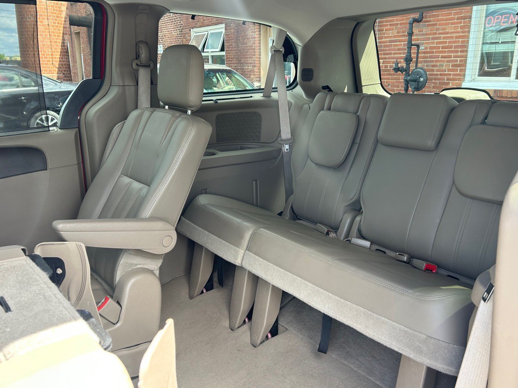 2016 Chrysler Town & Country Image 11