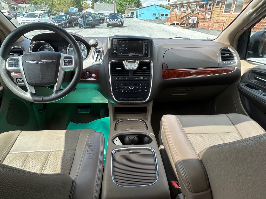 2016 Chrysler Town & Country Image 12