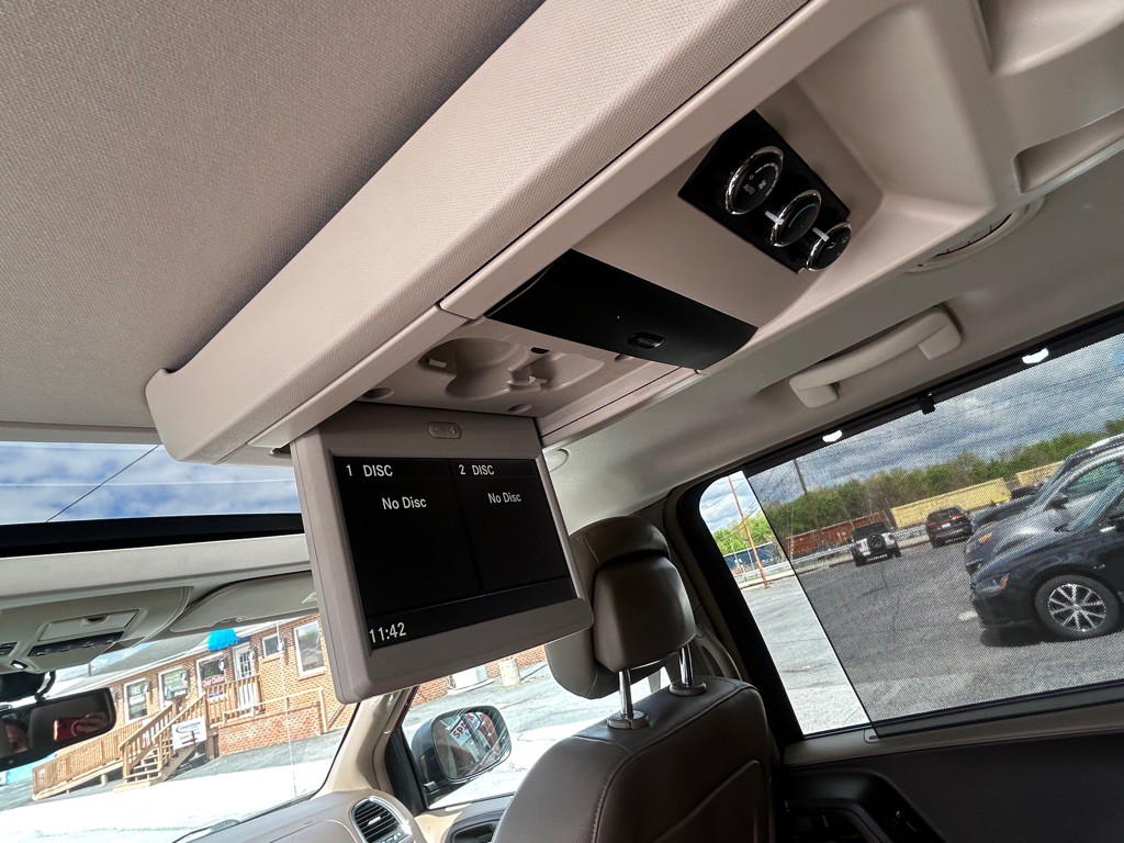 2016 Chrysler Town & Country Image 13