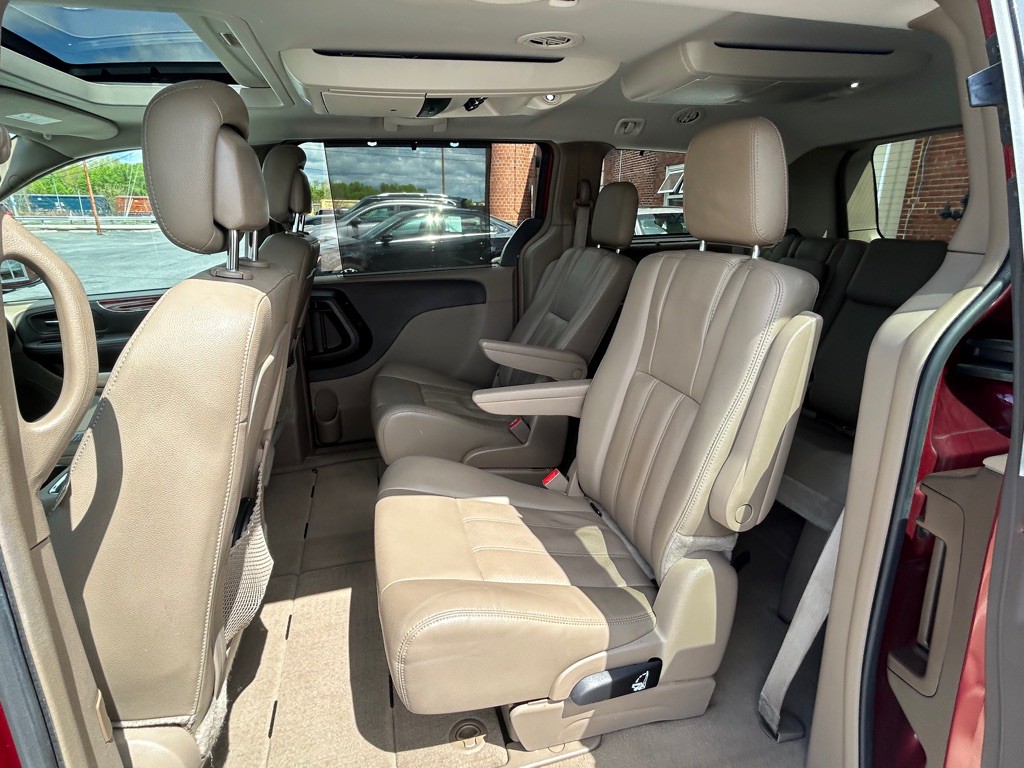 2016 Chrysler Town & Country Image 14