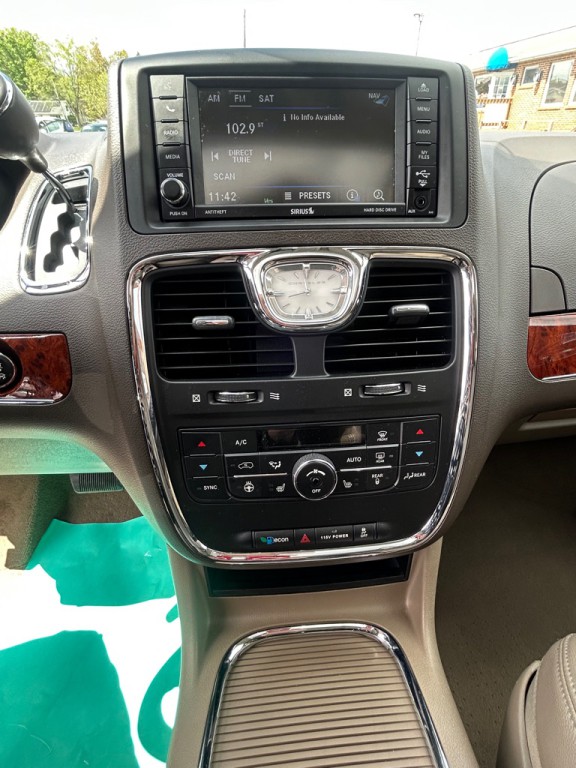 2016 Chrysler Town & Country Image 16