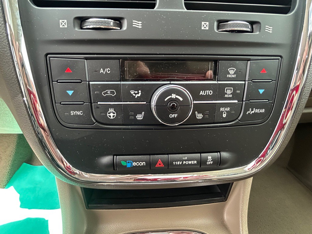 2016 Chrysler Town & Country Image 17