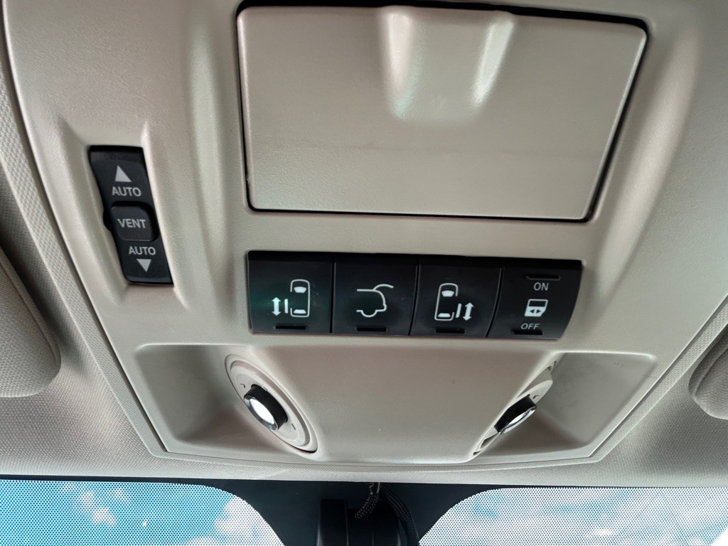 2016 Chrysler Town & Country Image 18