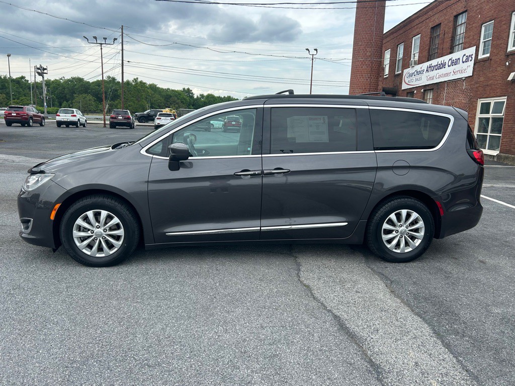 2017 Chrysler Pacifica Image 2