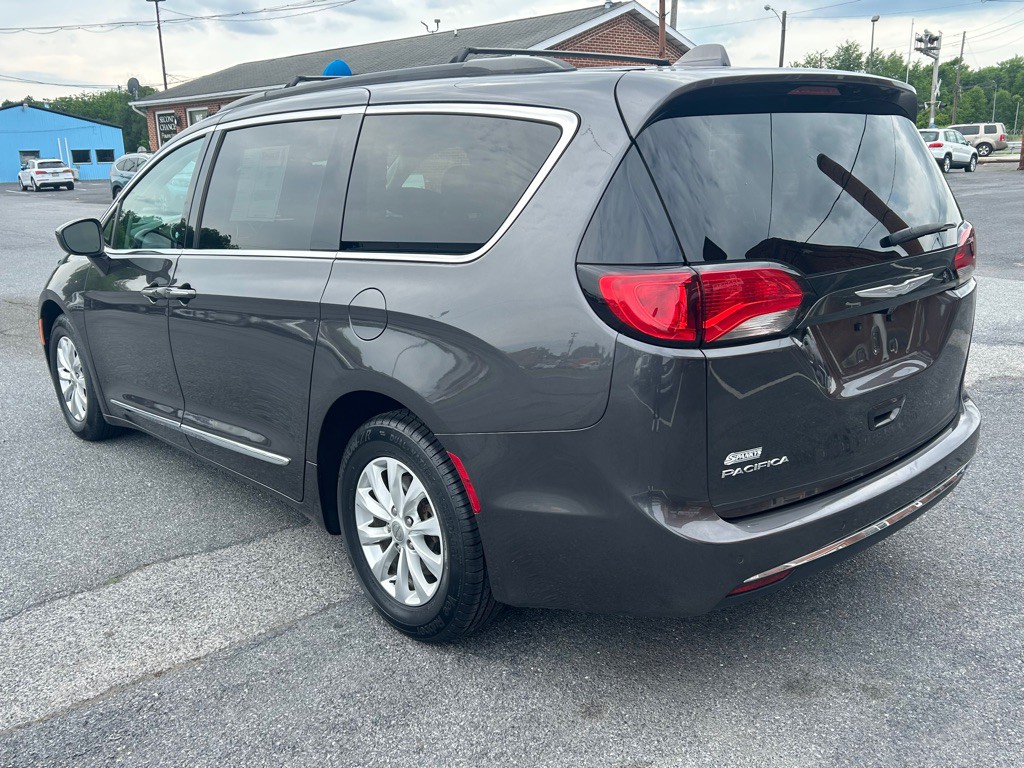 2017 Chrysler Pacifica Image 3