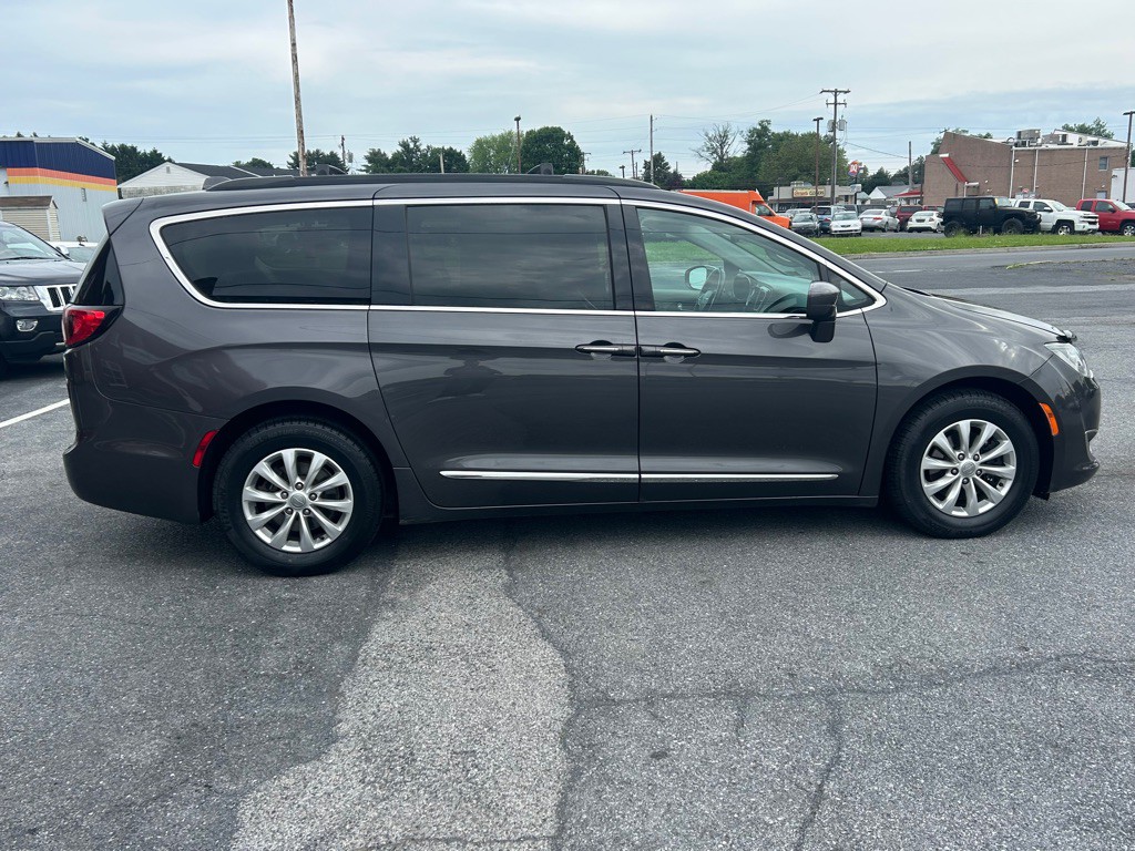 2017 Chrysler Pacifica Image 6