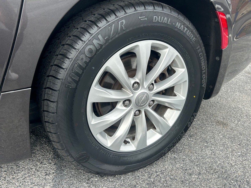 2017 Chrysler Pacifica Image 9