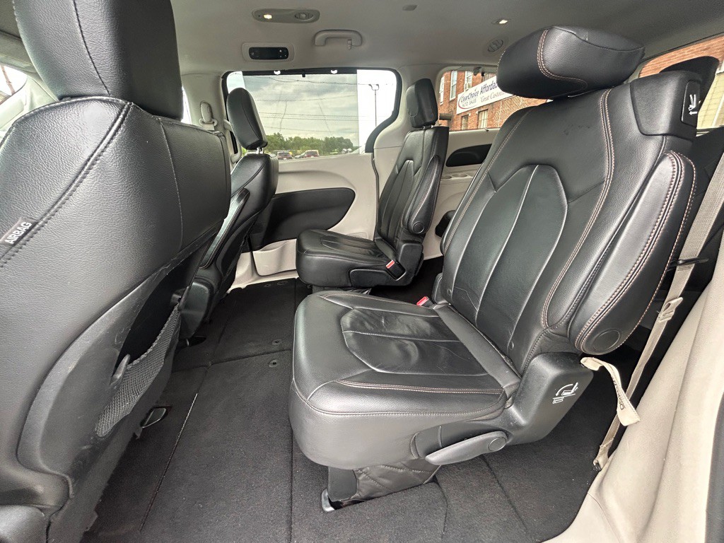 2017 Chrysler Pacifica Image 13