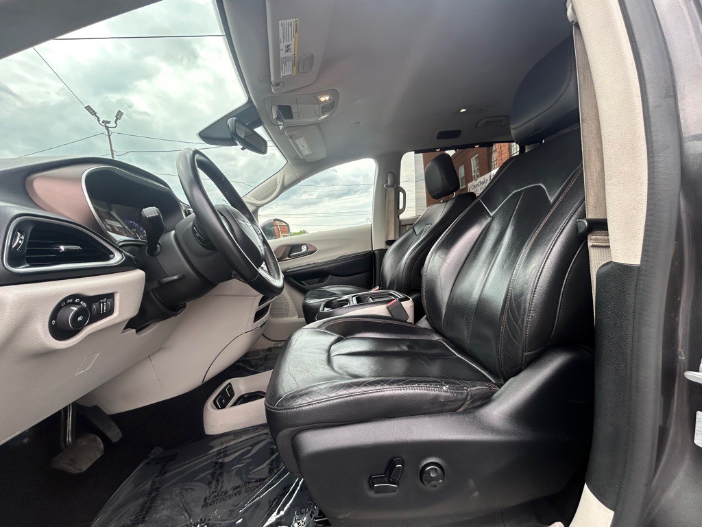 2017 Chrysler Pacifica Image 14