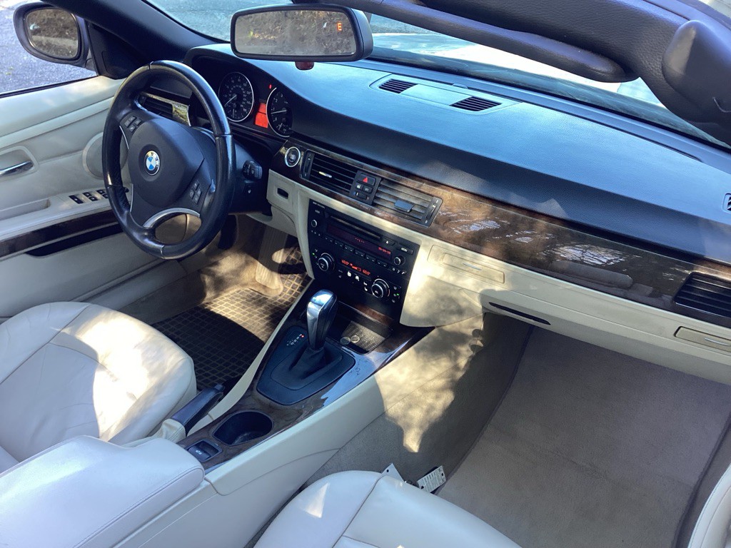 2011 BMW 3 Series Image 14