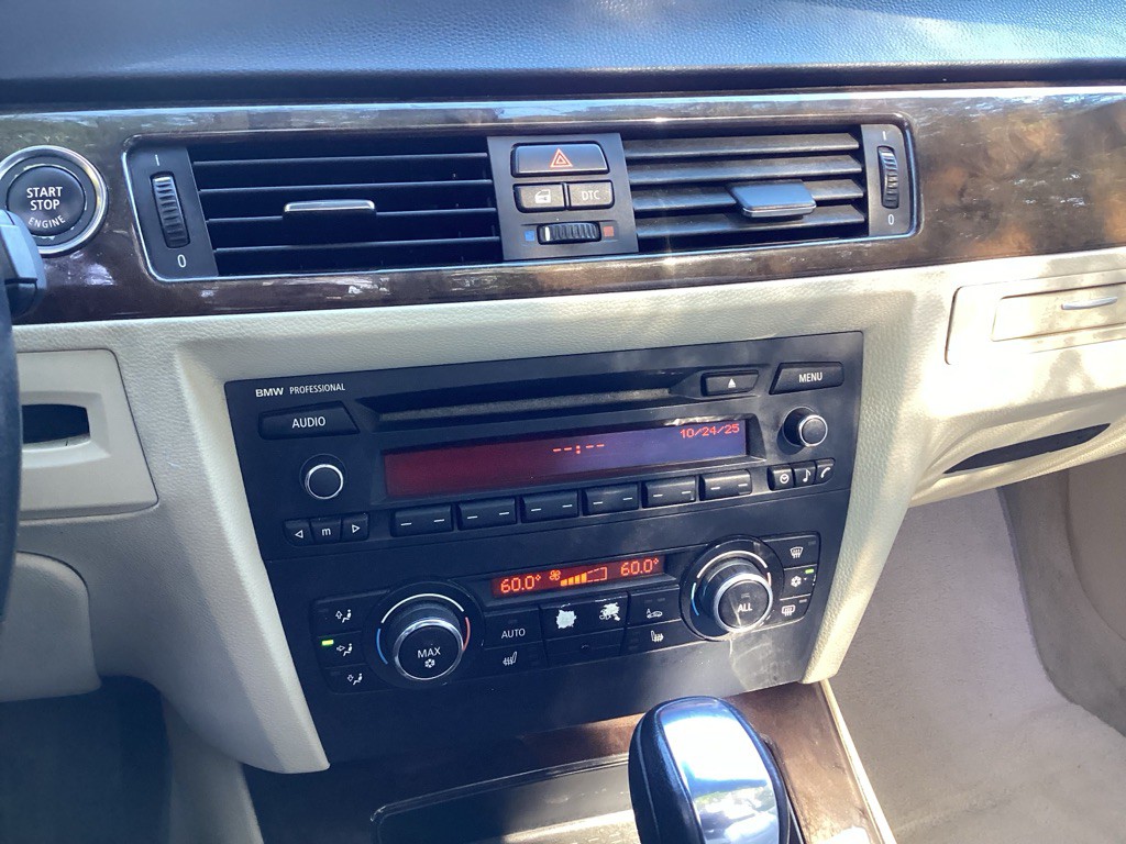 2011 BMW 3 Series Image 16