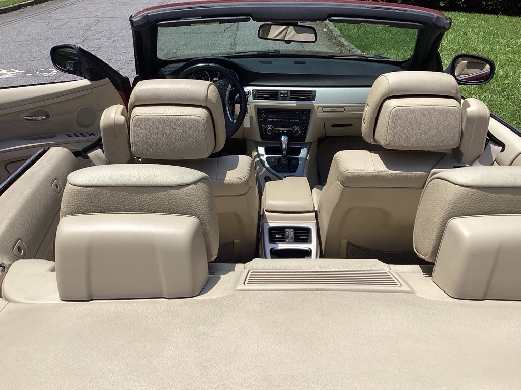 2011 BMW 3 Series Image 15