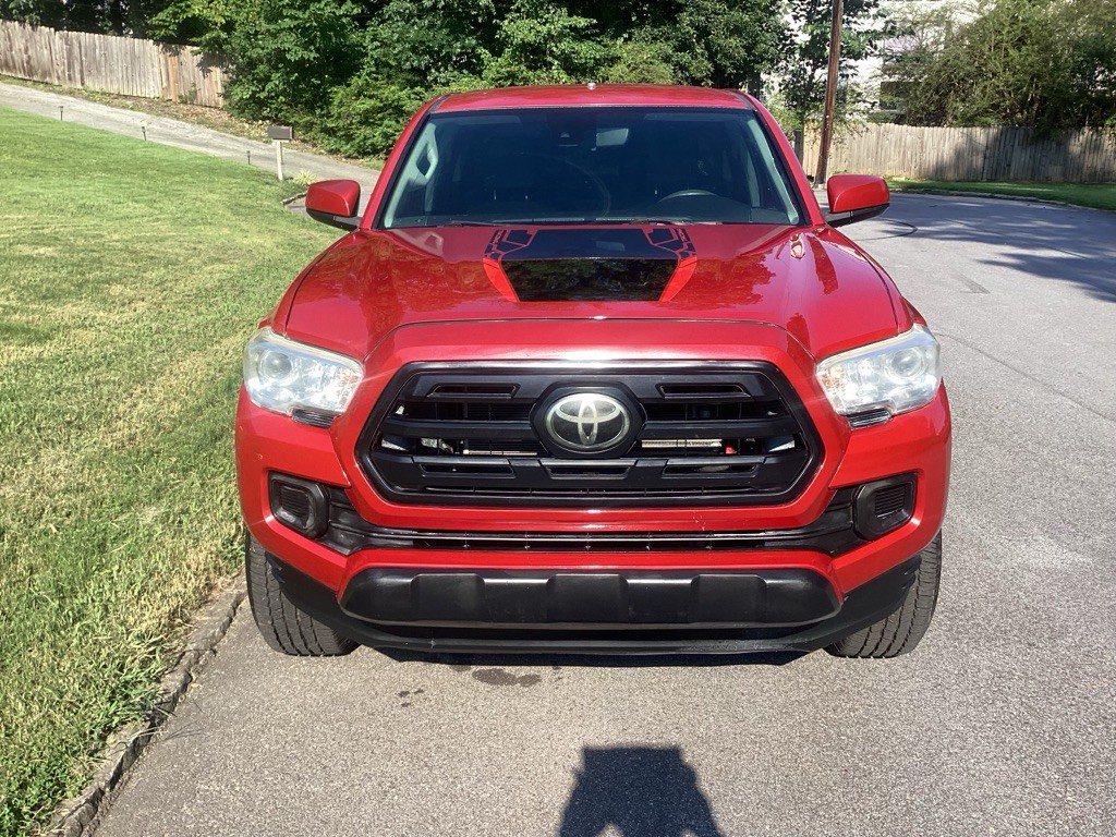 2019 Toyota Tacoma Image 2