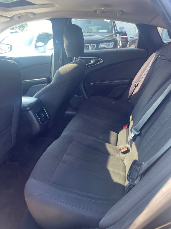 2015 Chrysler 200 Image 8