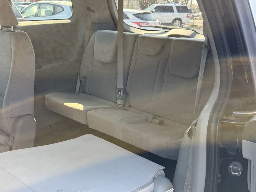 2017 Kia Sedona Image 11
