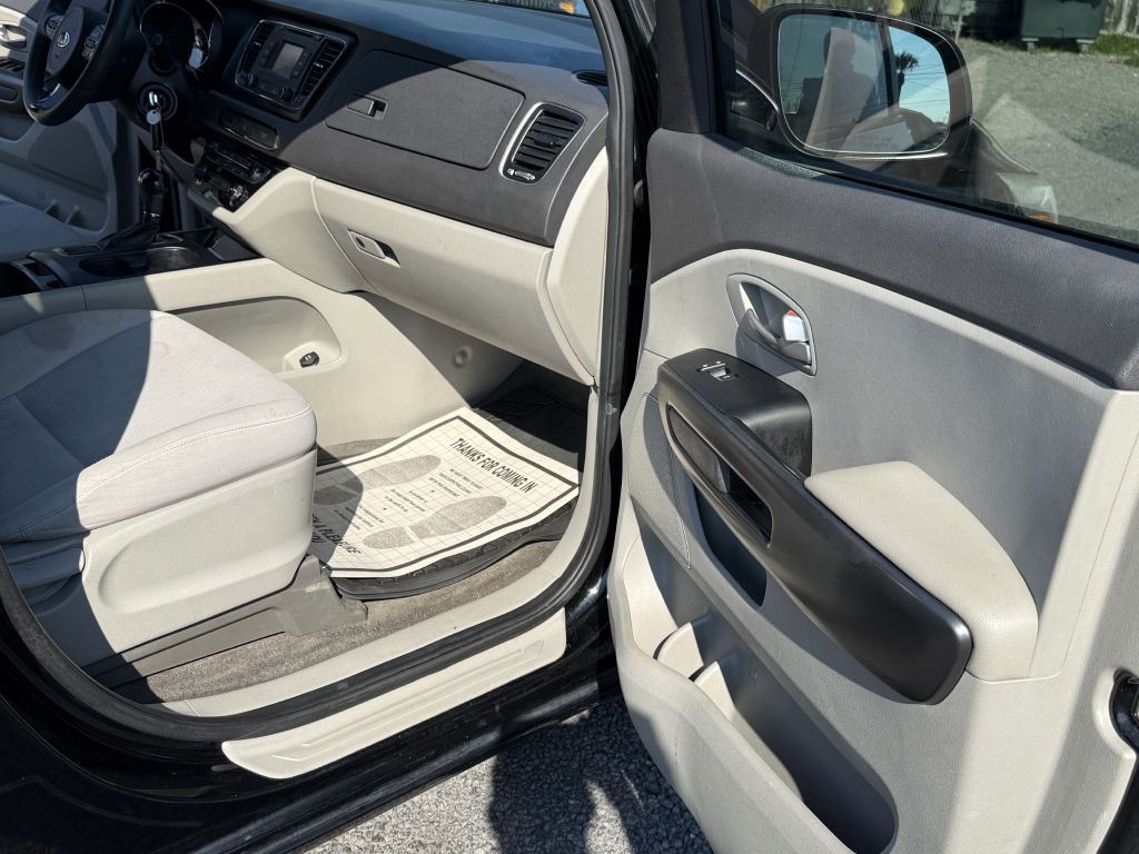 2017 Kia Sedona Image 14