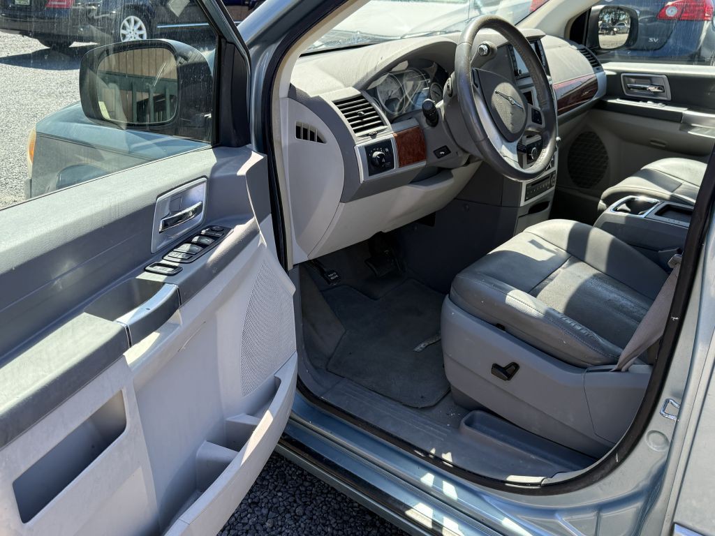 2008 Chrysler Town & Country Image 8