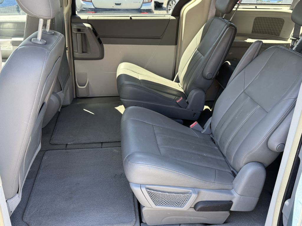 2008 Chrysler Town & Country Image 9