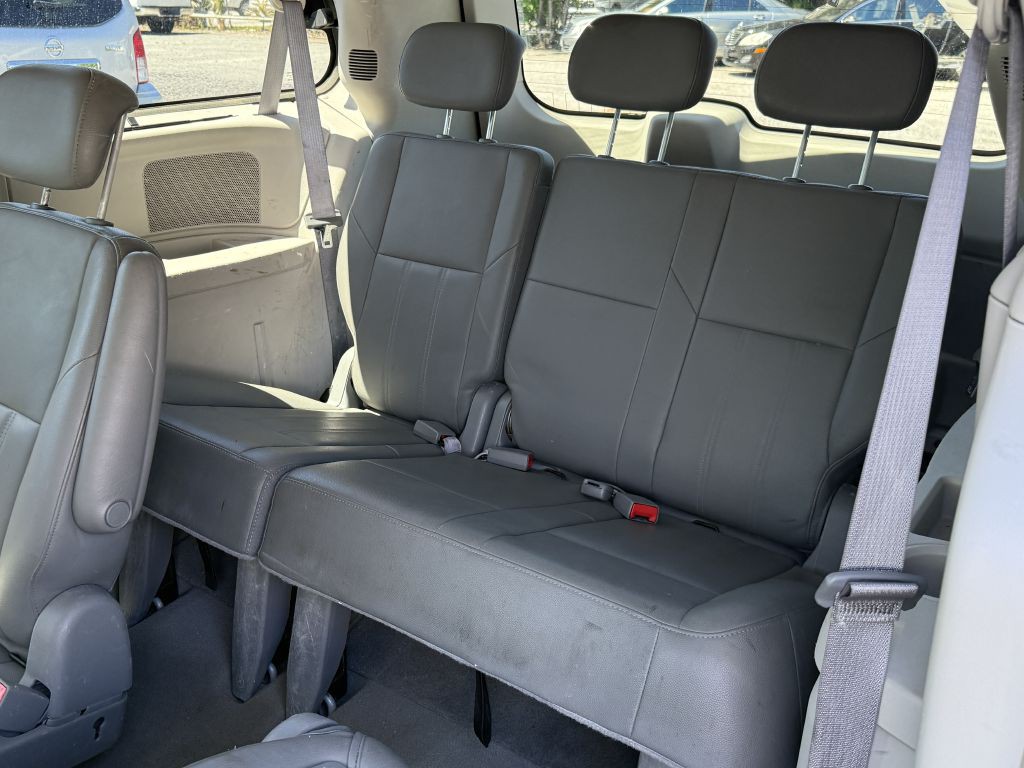 2008 Chrysler Town & Country Image 10