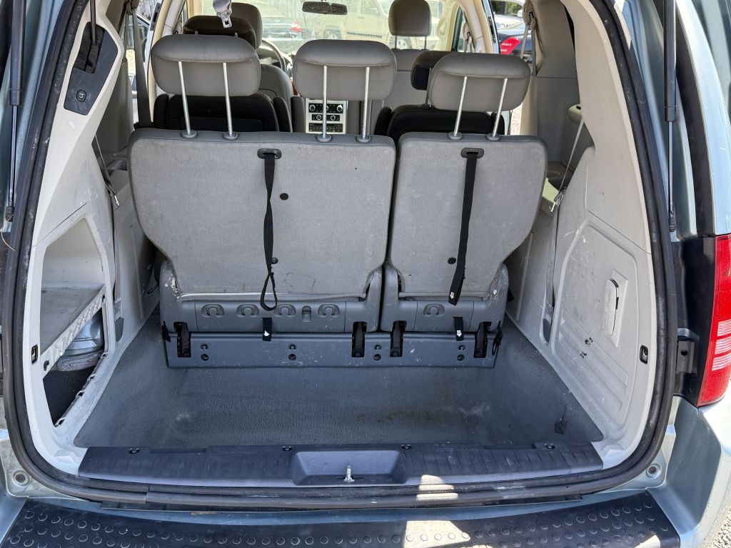 2008 Chrysler Town & Country Image 11