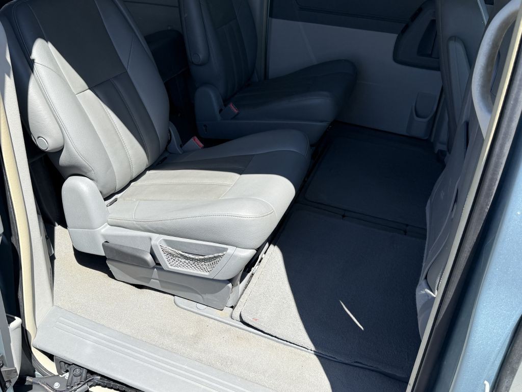 2008 Chrysler Town & Country Image 12