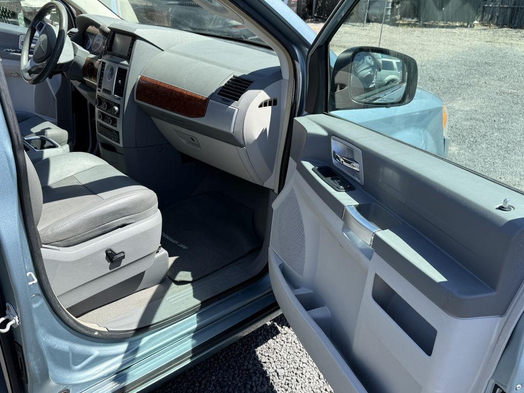 2008 Chrysler Town & Country Image 13
