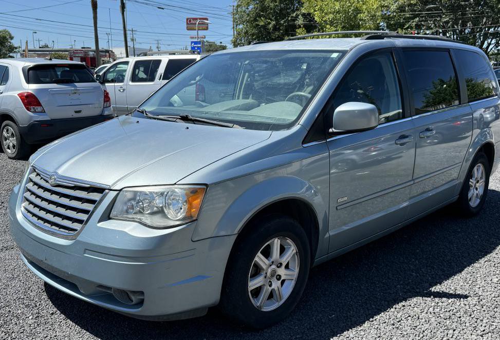 2008 Chrysler Town & Country Image 1