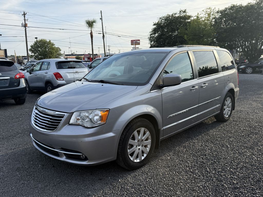 2013 Chrysler Town & Country Image 1