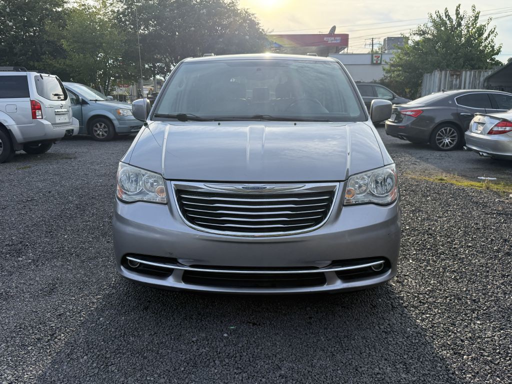 2013 Chrysler Town & Country Image 2