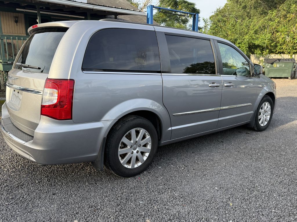 2013 Chrysler Town & Country Image 4